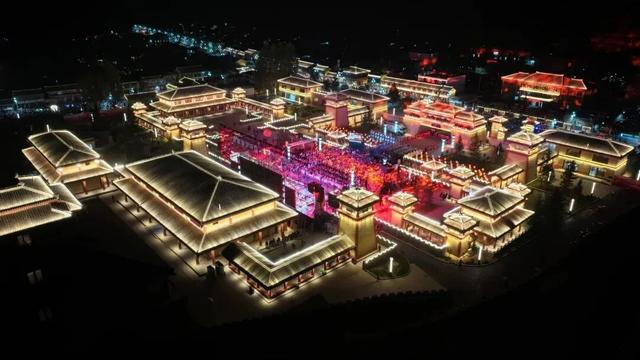 一祠承文脉，满园忆三国。