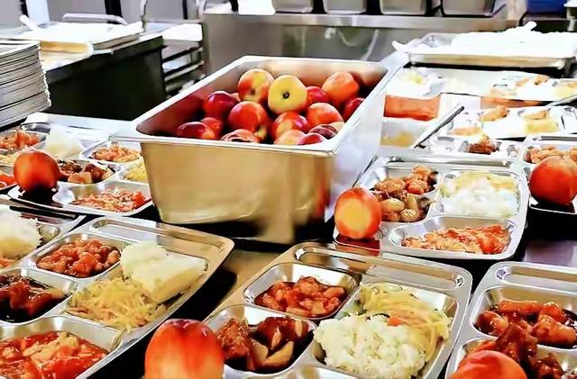 北京下了死命令，2027年底前	，所有中小学必须告别“校外配餐	”