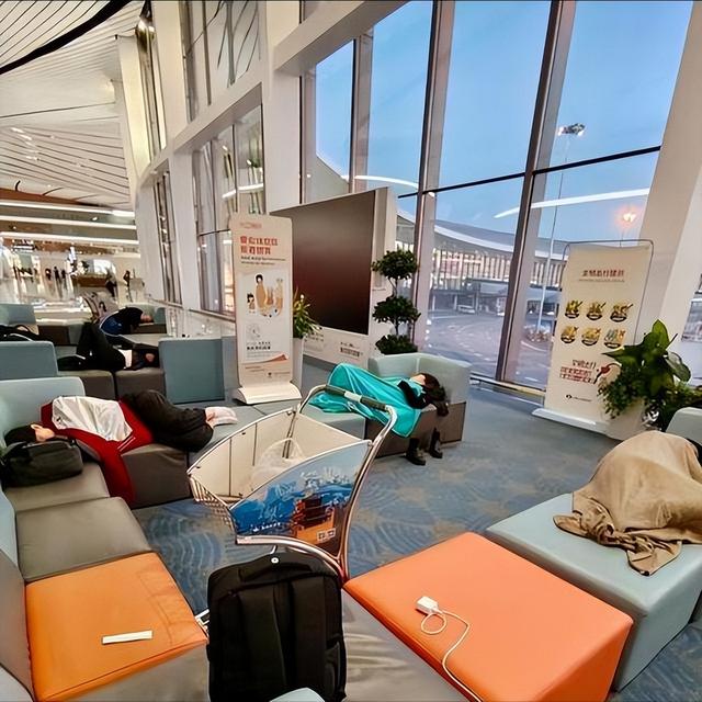 旅客睡成一片，大兴机场却成了“深夜避风港”？一句话点醒行业