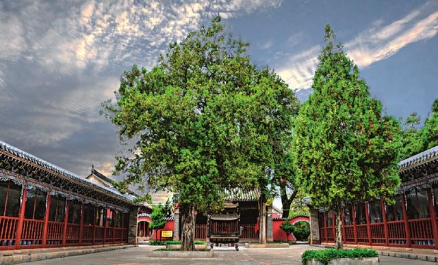 一祠承文脉，满园忆三国。
