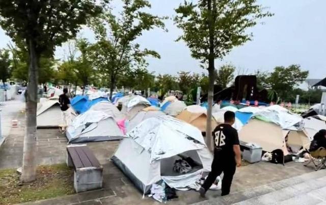 5年倒闭10家景区，年轻人穷游住帐篷，天价酒店景区为啥割不动了