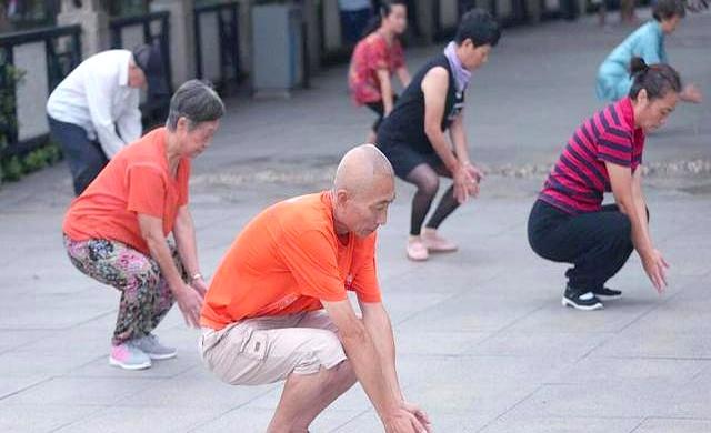 膝关节不好的人注意！医生劝告：这3种运动最伤软骨，尽量避开