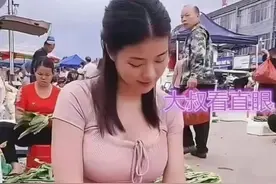女子早市买菜惊艳众人，气质出众似少女图片
