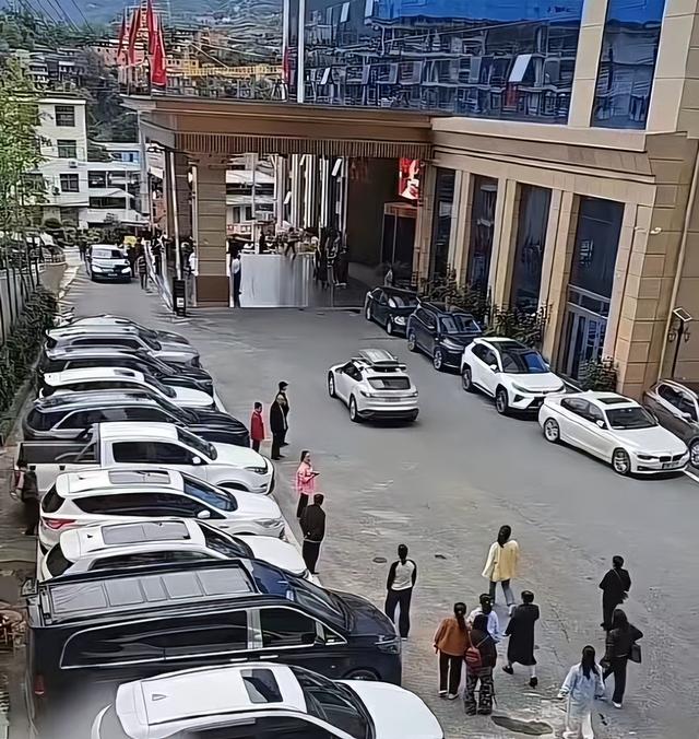 新郎婚礼当天跳河，只因新娘索要2万下车费？此前贷款给20万彩礼