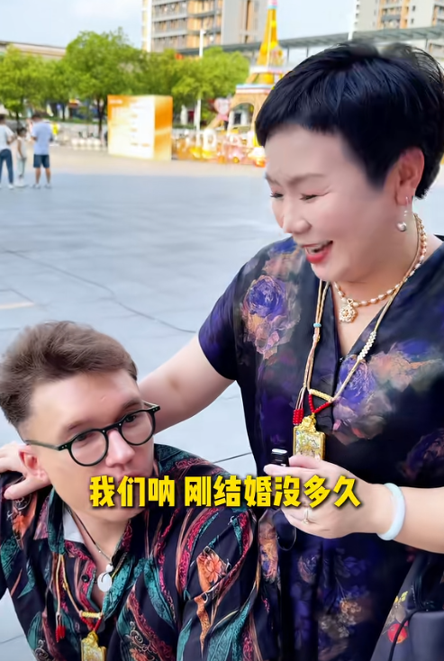 爱情乱了年纪！46岁大妈嫁儿子同学，绝经前怀混血儿，现生活幸福