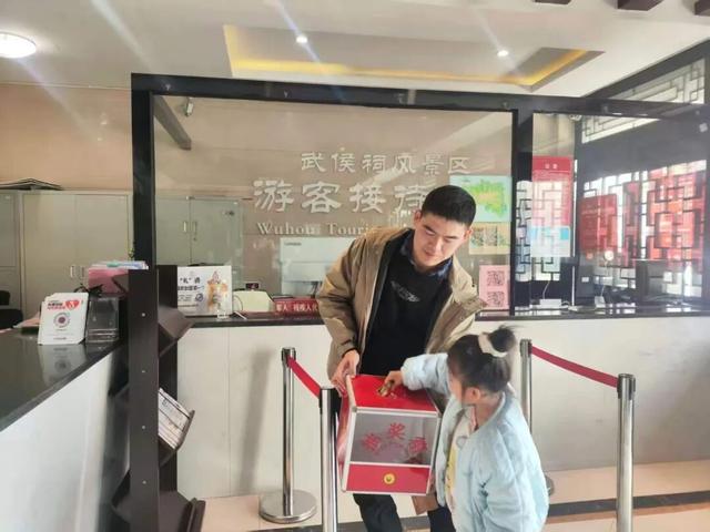 诸葛古镇冬日福利预告来啦！直播互动抽门票，文创盲盒藏惊喜