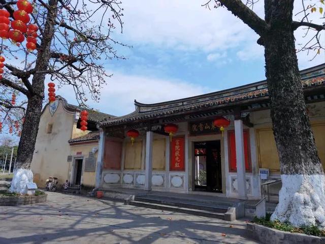 程江与梅江汇合处的梅州市
