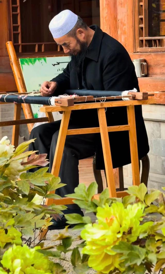 临夏秋日：在暖阳里邂逅街巷与公园的诗意