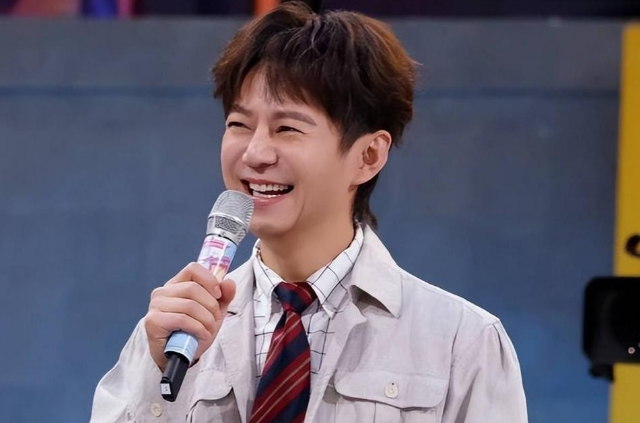 世上没后悔药？无妻无子	、与保姆相伴的何炅	，走上了另外一条道路