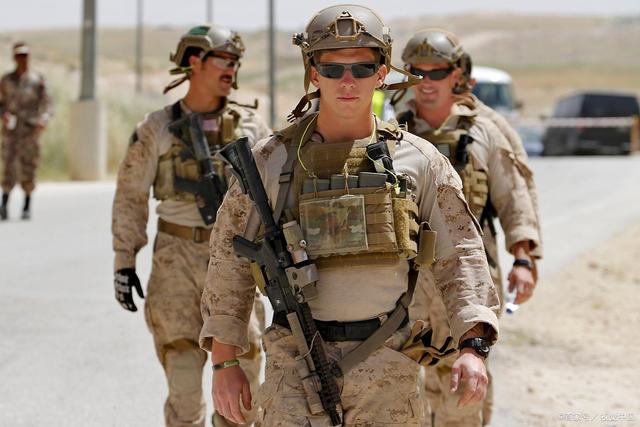 美军海外犯重罪！哥伦比亚不审判，协议成保护伞，受害者哭诉无门