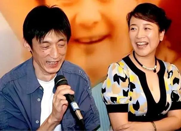 她是国家一级女演员，多次给丈夫戴绿帽，重病丈夫坐轮椅也不离婚