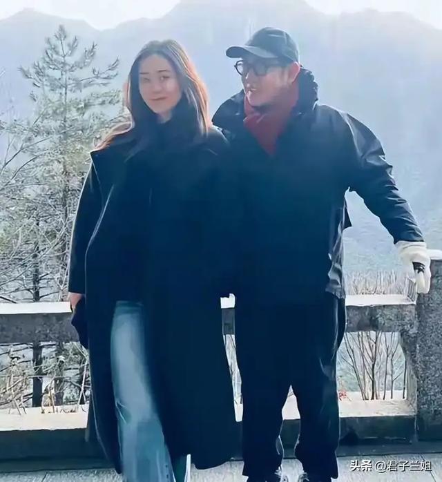 李连杰来安徽九华山!62 岁打扮朴素有点显老,22 岁女儿长相竟像妈