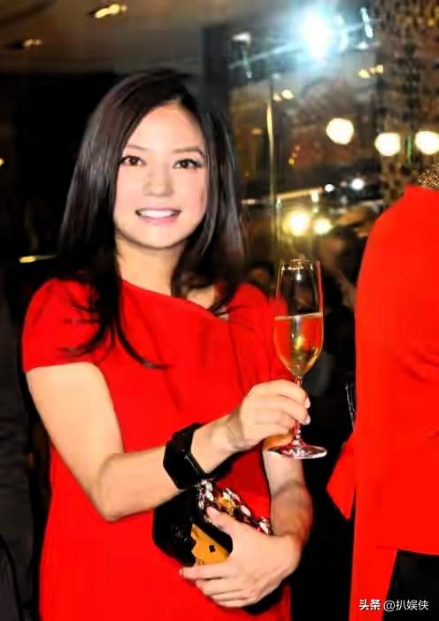 被封4年，赵薇做梦也没想到，如今56岁哥哥竟成了自己的“撑腰”