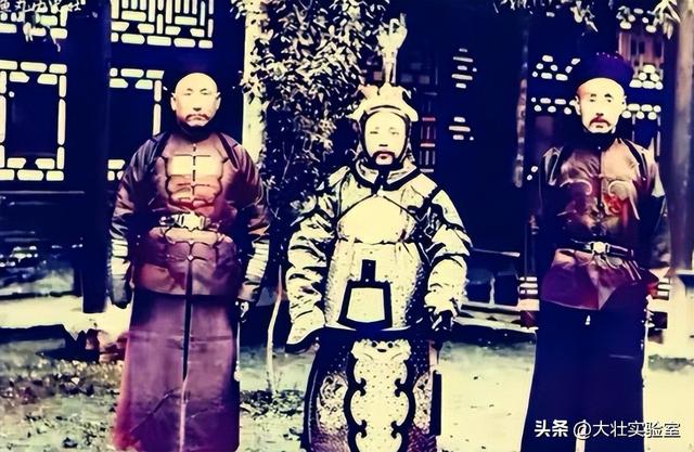 袁世凯的真实老照片：穿龙袍坐龙椅接受朝拜，姨太太确实漂亮！