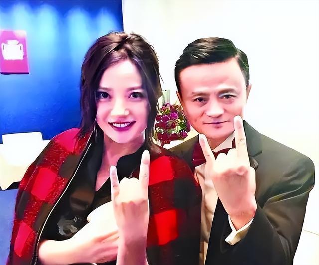 封杀四年，49岁赵薇财力状况接连被扒，结果估计和你想得不一样