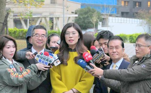 郑丽文拜会马英九，聚焦“两岸关系破冰”	，马英九提醒郑丽文第一不能穿高跟鞋，第二要开始练毛笔字