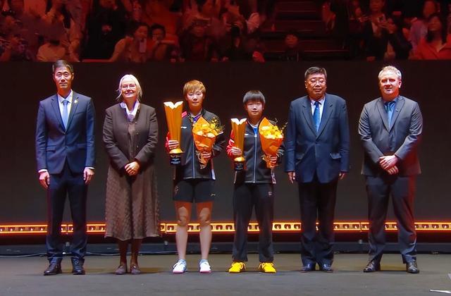 王曼昱夺冠后王励勤送花，孙颖莎第二，王励勤也不忘握手给予鼓励