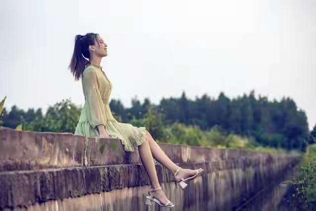 两性之间，女人愿意让你摸她这两个地方，其实就是在默默表白