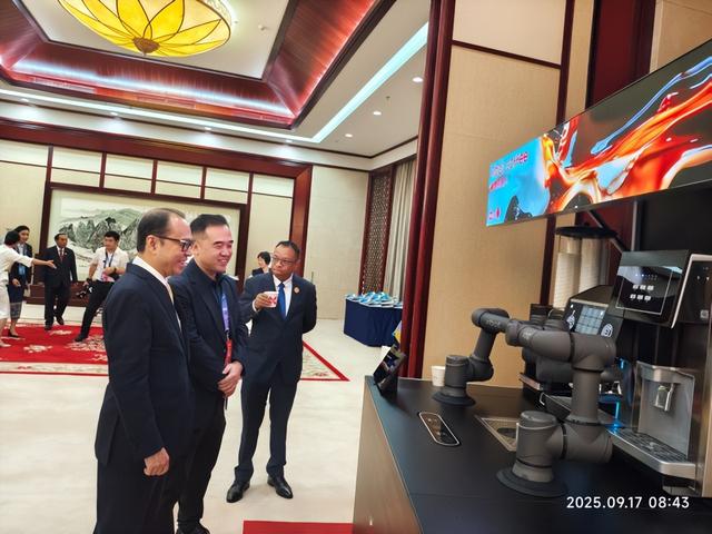 XBOT咖啡机器人闪耀东盟博览会，七机联展彰显中国机器人智造未来