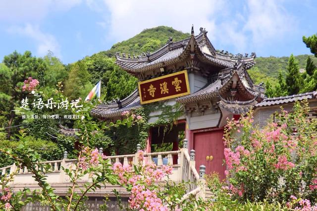 浙江宁波这个古村藏于山谷，千年古寺与清溪相对而居，幽静古朴