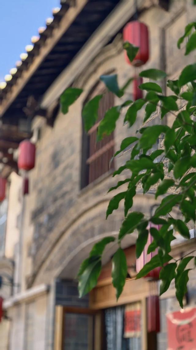 喝井水，烤豆腐，云南这座活着的千年古城，和杭州同名