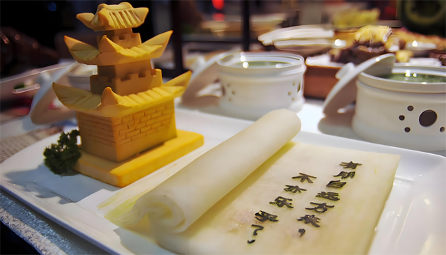 各位旅客，前方到站，济宁站！