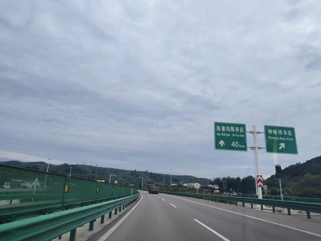我们今天本来要去兰州水墨丹霞，却在会宁县被战友"俘虏”了