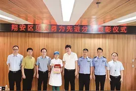 赞！厦门这位雨中跪地救人的护士获“见义勇为”称号图片