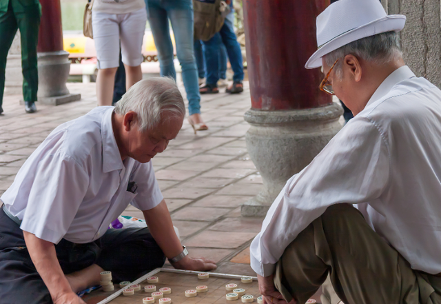 医生发现：那些经常下棋的老人，到六十岁以后，大多变成了这样