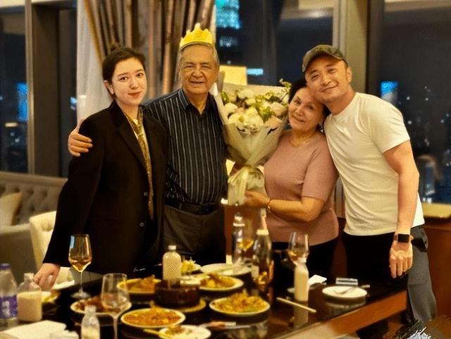 离过年不到俩月，42岁尼格买提高调官宣喜讯，前妻帕夏古丽后悔吗