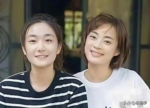 这是孙俪和妹妹孙艳合照,身材差不多,但长的一点都不像 