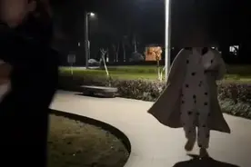 女子遛狗不栓绳，男子上前质问反被打出血图片