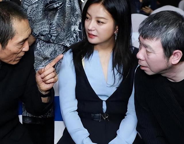 落毛凤凰不如鸡！49岁赵薇再曝近况，全身包裹严实 不敢露脸怕见人