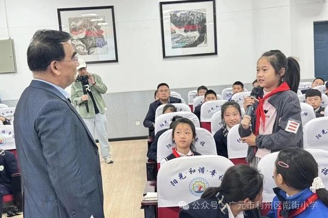 中国科学院老科学家科普演讲团走进利州区南街小学