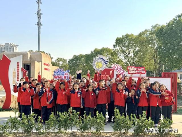 看碉堡、体验VR、听海防故事…酷过秋游！“柘”辆大巴把全民国防教育刻进DNA！