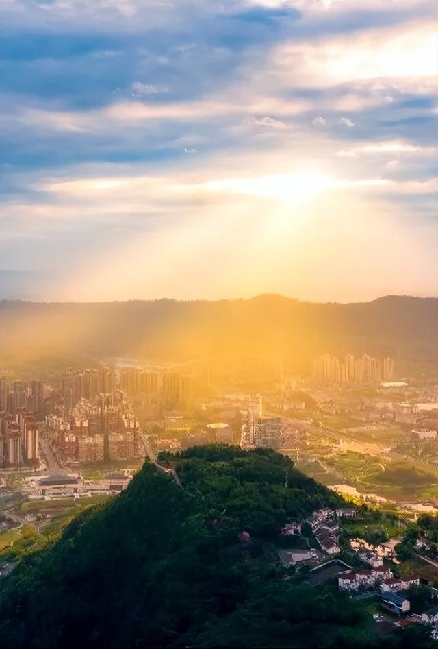 融媒+｜国庆首日直播，我们山顶见～