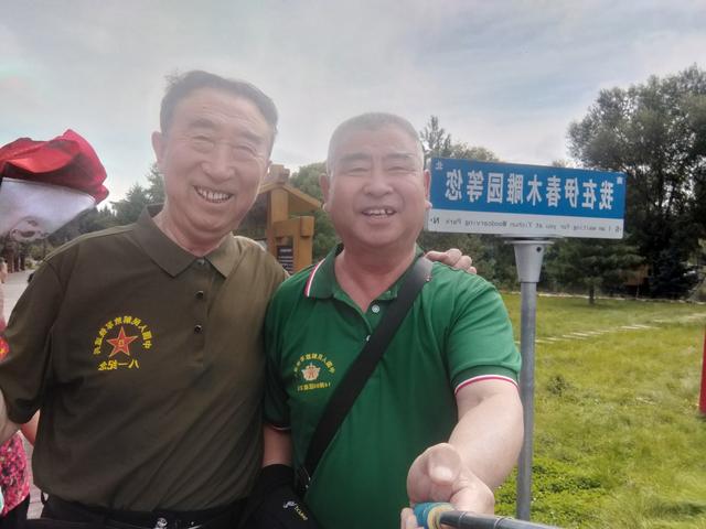 贾永学战友随团旅游，经过伊春林都木雕园，与张永学短聚游园！