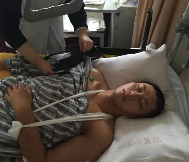 10年前，演员赵荀拍戏从10米高空坠落，如今摇身一变成了花美男