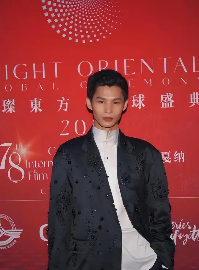 垃圾堆走出的超模！19岁女孩帮男友爸爸捡废品被挖掘，身高181cm
