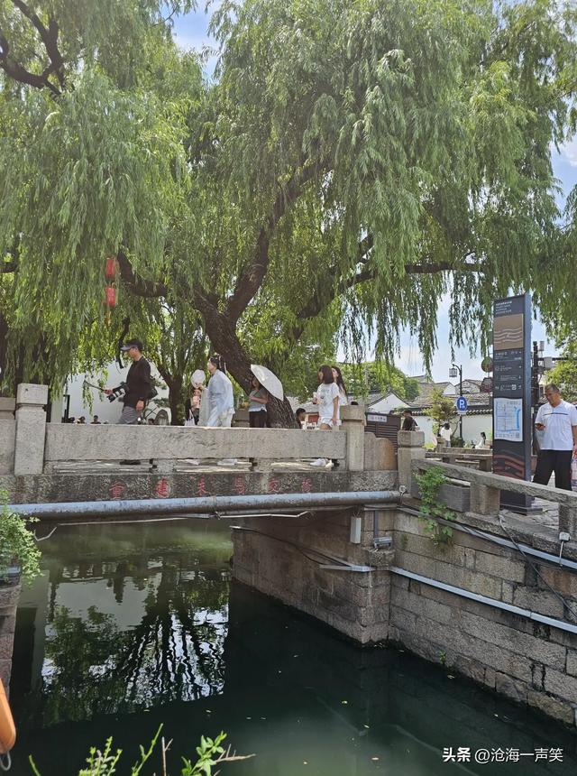 上有天堂，下有苏杭，苏州平江路古老石桥，仿佛诉说着昔日的繁华