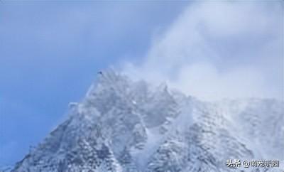 清晨五点大理洱海，第一缕阳光刺破云层，湖水瞬间绽放万千金光