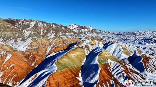 冬日限定！昌吉百里丹霞披上“三色纱衣”，红绿白交织宛如大地油画