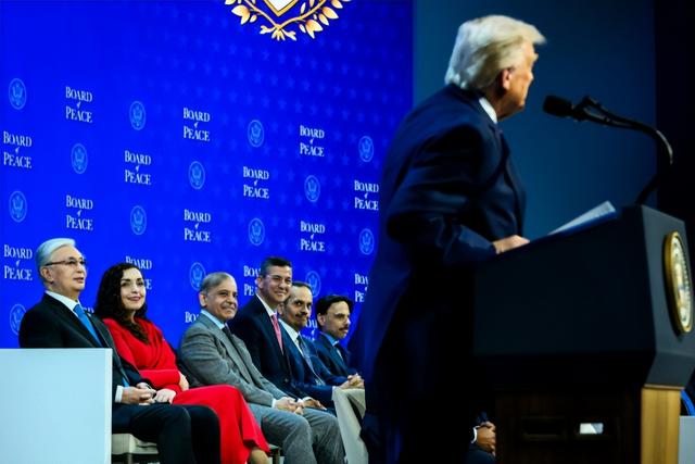 中美上桌谈判前，特朗普通知中国	，一个不变，白宫已踢走反华官员