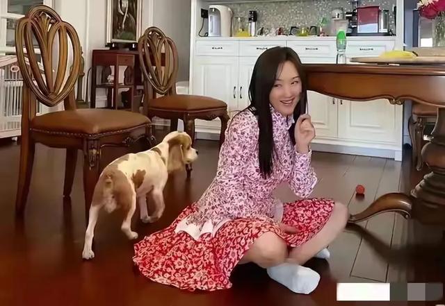 杨钰莹自家豪宅种辣椒 有收获了 50多岁了 精致的像18岁少女 绝了