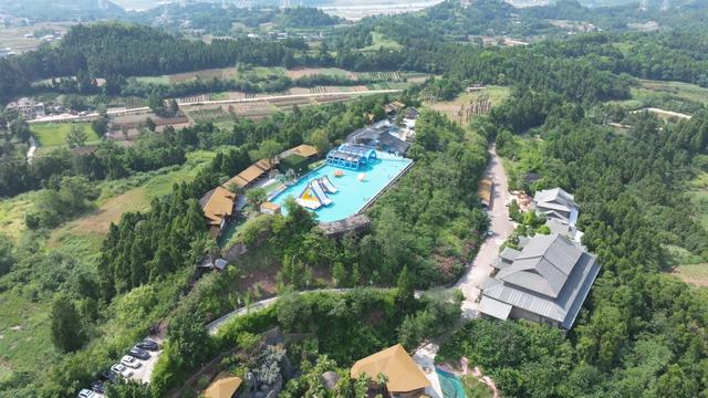 吹风玩水觅清凉 来水龙灵享受山野慢时光