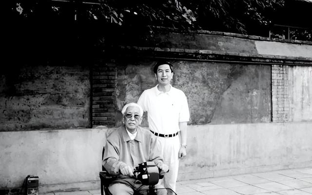 1976年毛主席病逝23天后，华国锋紧急召见耿飚：有些人想要利用我