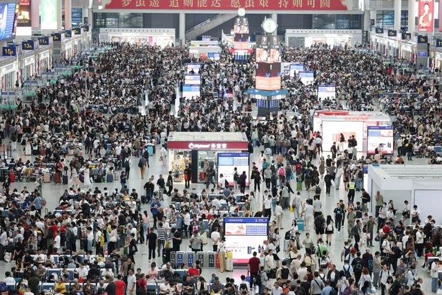 已经人山人海，48.7万人正在离开上海！这一路段预计明天10时起缓行，车流又将暴增，最新研判