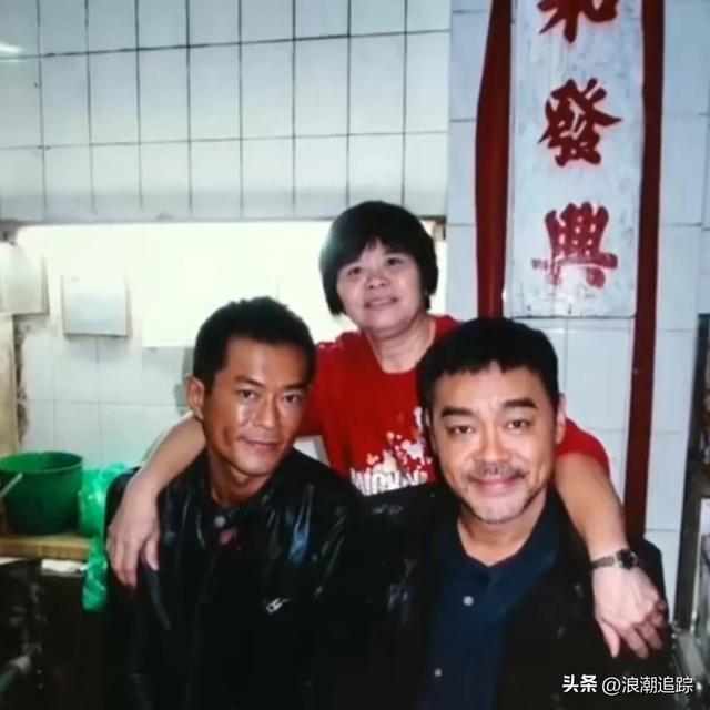 她一出场，香港影坛全体起立，掌声持续三分钟未歇，无人敢坐