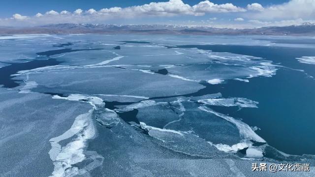 99%的人都错过的西藏最澄澈的湖泊！湖心冰裂瞬间太绝了！