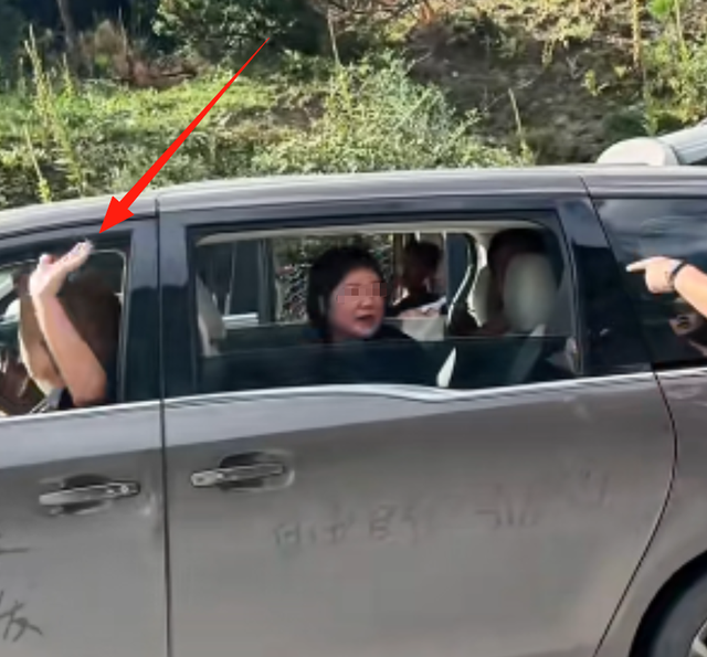 小伙制止前车乱丢垃圾，反被对方嘲讽，视频曝光，车上的字亮了